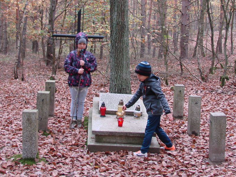 Znicze w miejscach egzekucji w gminie Dąbrowa Chełmińska