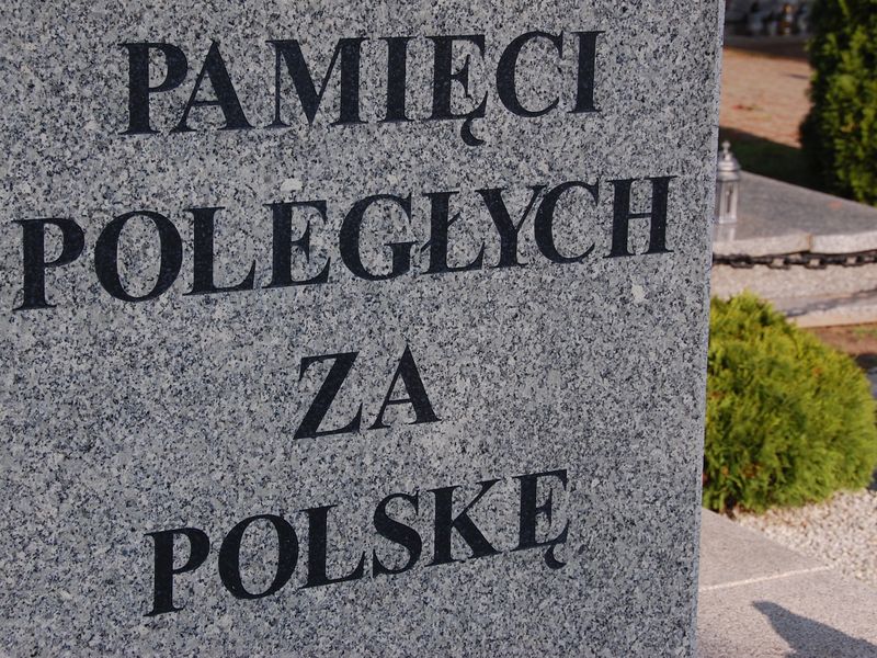 Harcerze przy pomniku w Wielichowie