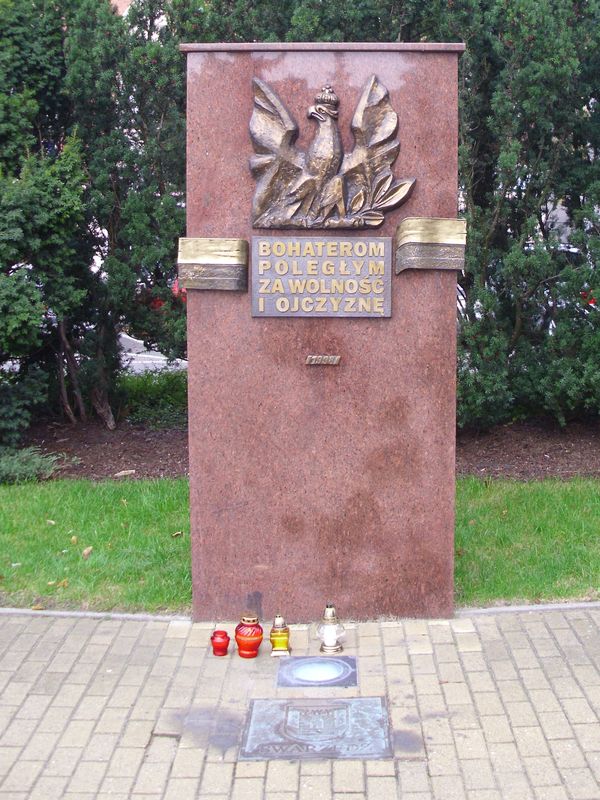 Znicze pod pomnikiemw  Swarzędzu