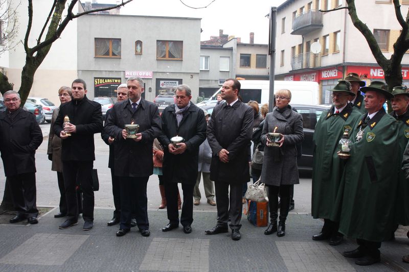 Znicze pod ścianą więzienia we Wrześni