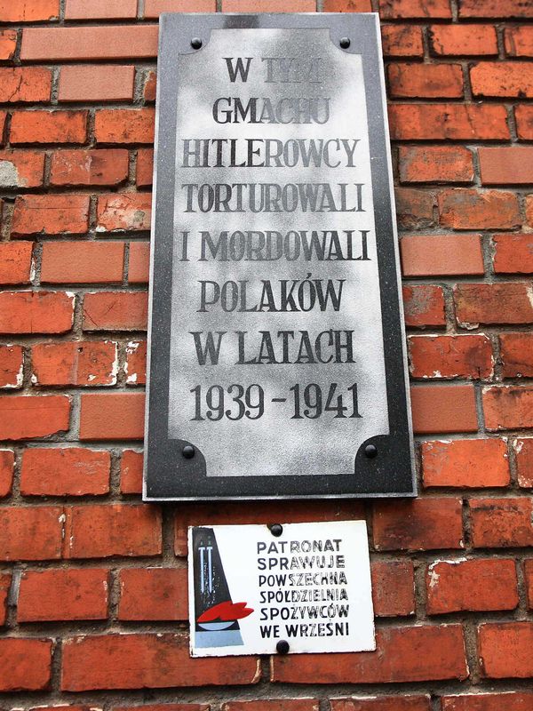 Znicze pod ścianą więzienia we Wrześni