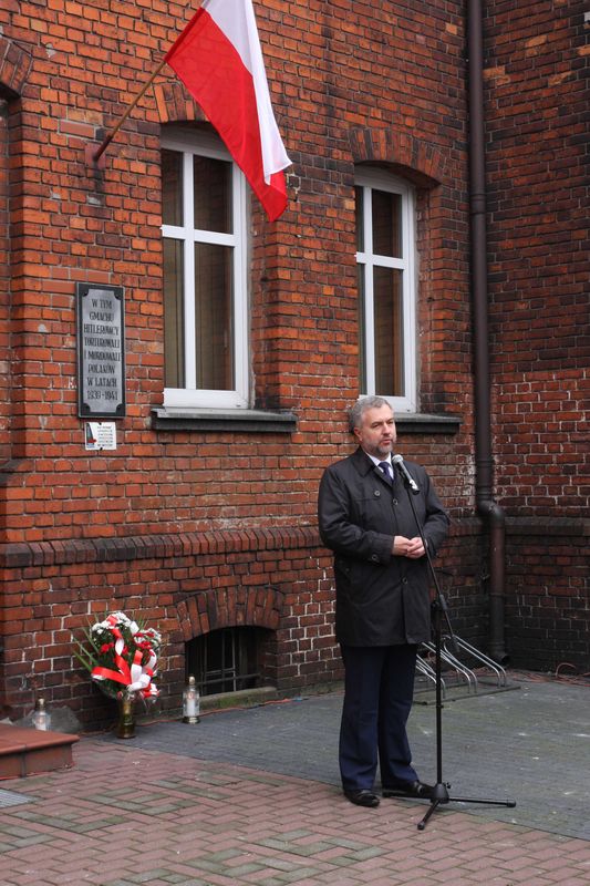Znicze pod ścianą więzienia we Wrześni