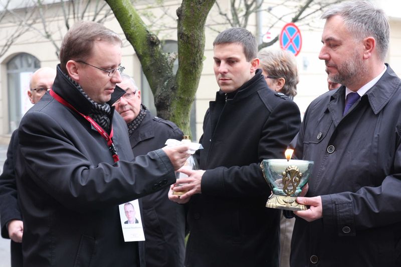 Znicze pod ścianą więzienia we Wrześni