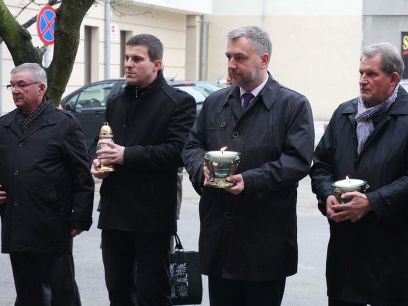 Znicze pod ścianą więzienia we Wrześni