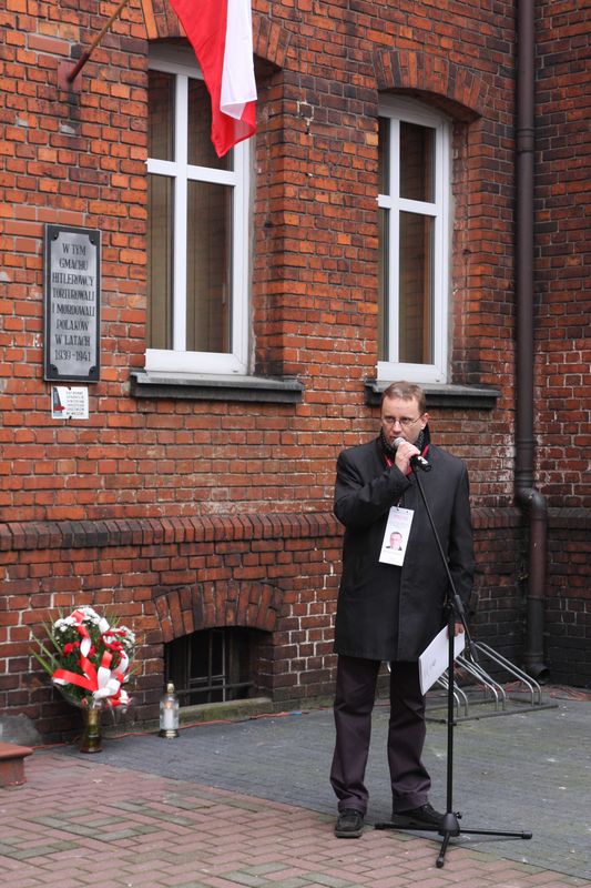 Znicze pod ścianą więzienia we Wrześni