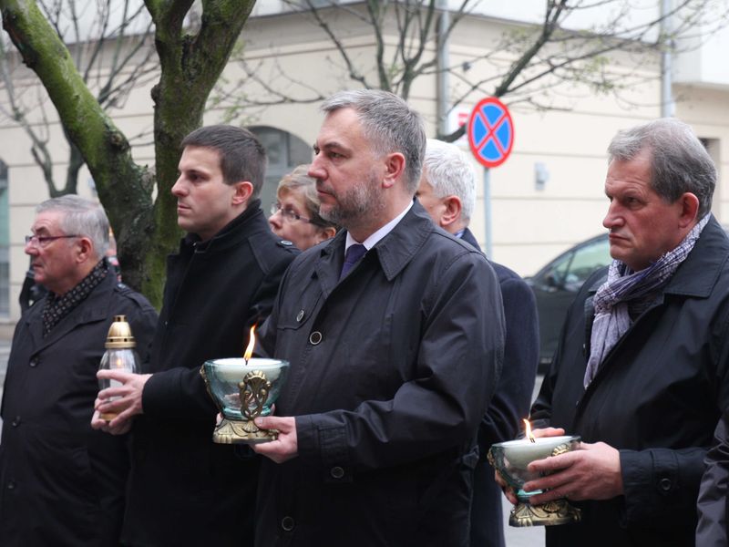 Znicze pod ścianą więzienia we Wrześni