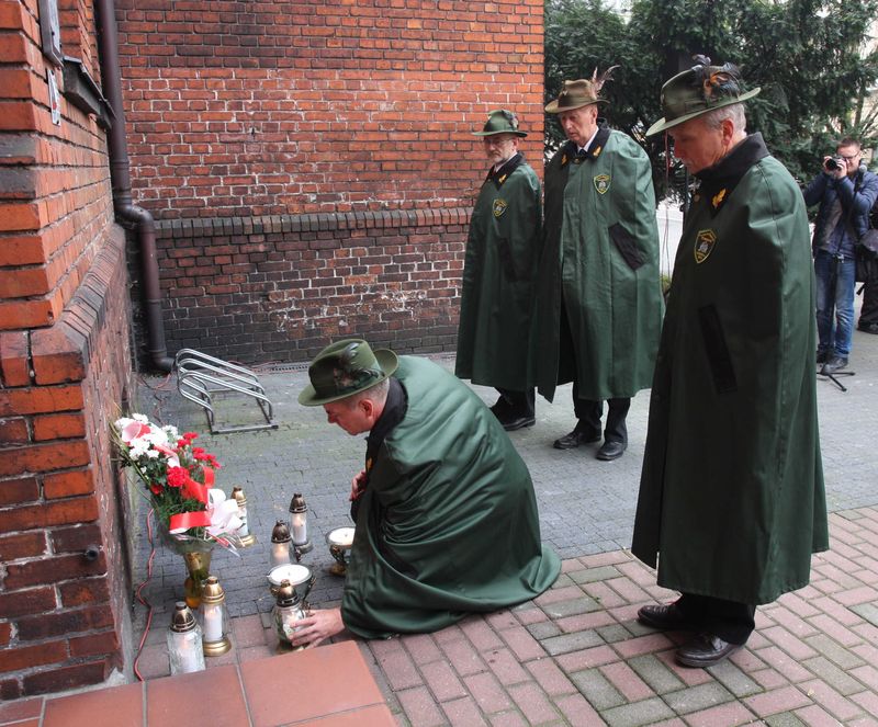 Znicze pod ścianą więzienia we Wrześni