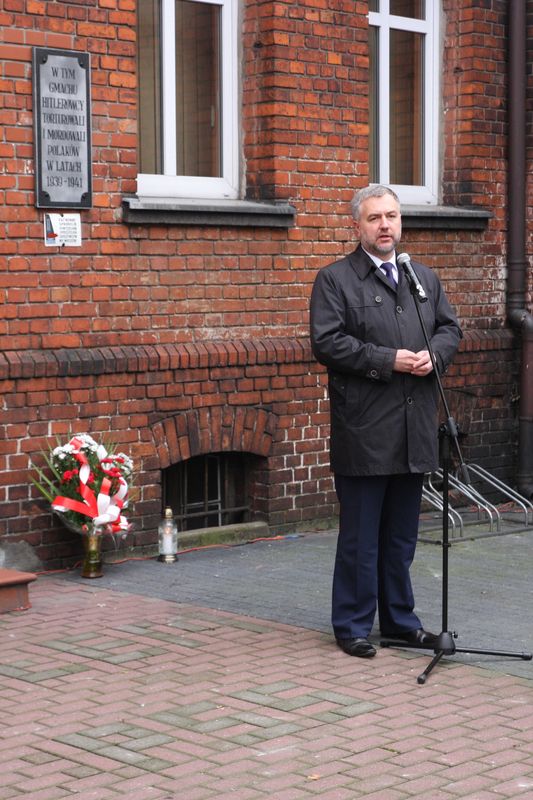 Znicze pod ścianą więzienia we Wrześni