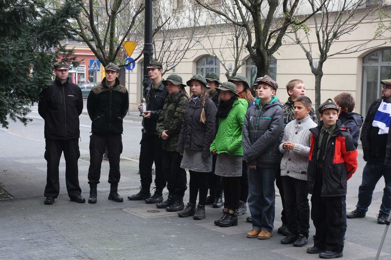 Znicze pod ścianą więzienia we Wrześni
