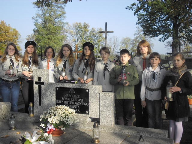 Znicze na grobie harcerzy rozstrzelanych w Kościelcu