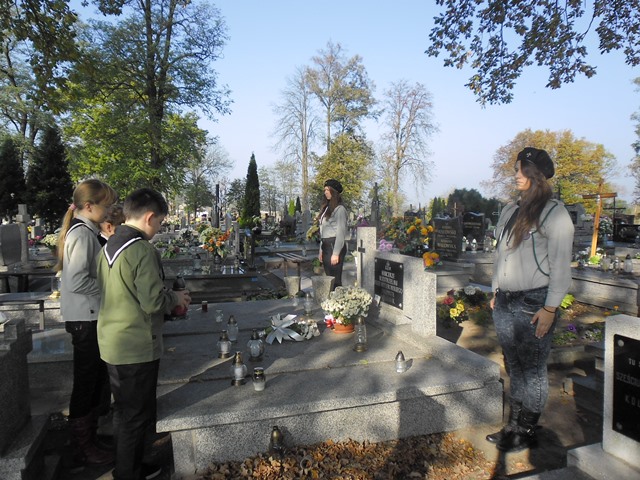 Znicze na grobie harcerzy rozstrzelanych w Kościelcu