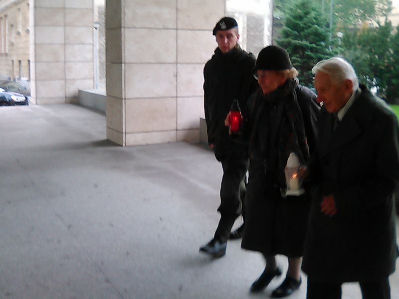 Znicze pod tablicą A.Bnińskiego zapalili żołnierze AK kpt Maria Krzyzanska i mjr Ludwik Misiek