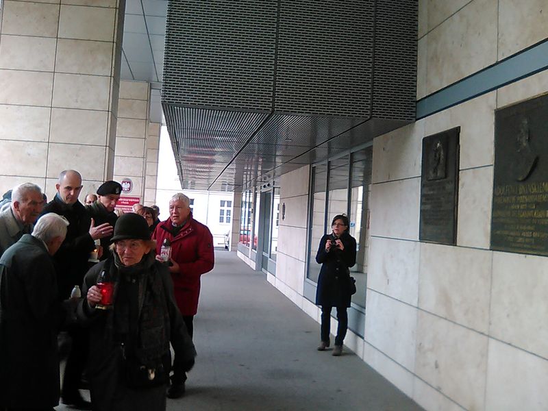 Znicze pod tablicą A.Bnińskiego zapalili żołnierze AK kpt Maria Krzyzanska i mjr Ludwik Misiek