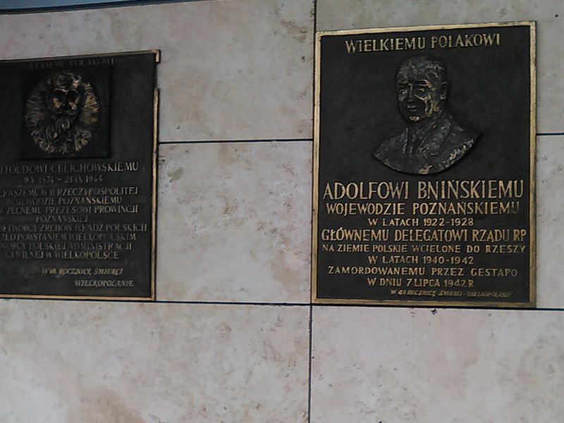 Znicze pod tablicą A.Bnińskiego zapalili żołnierze AK kpt Maria Krzyzanska i mjr Ludwik Misiek