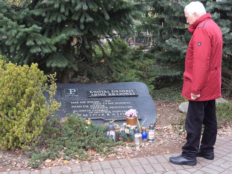 Znicze w kwaterze żołnierzy AK