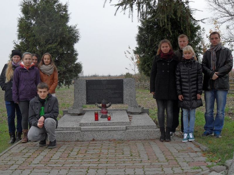 Znicze zapalone w gm. Trzemeszno - w Trzemesznie, Niewolnie, Wydartowie