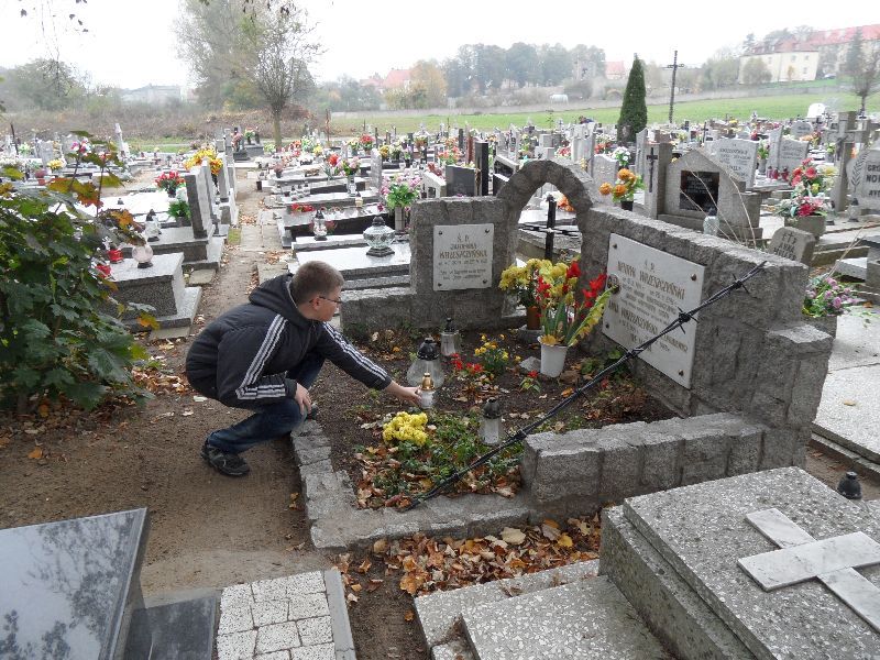 Znicze zapalone w gm. Trzemeszno - w Trzemesznie, Niewolnie, Wydartowie