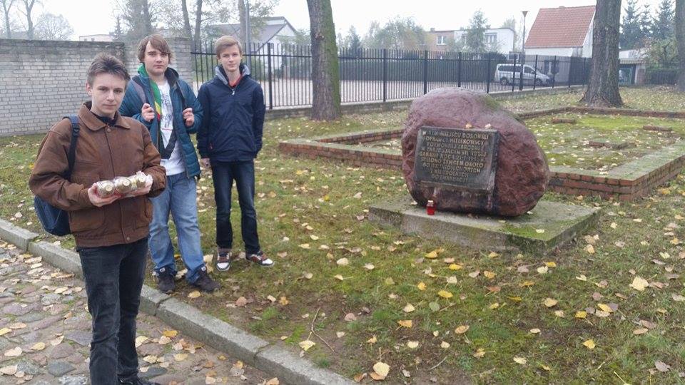 Znicze w obozie w Żabikowie zapaliła sekcja patriotyczna ZetKaOM