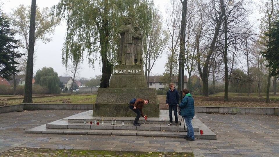 Znicze w obozie w Żabikowie zapaliła sekcja patriotyczna ZetKaOM