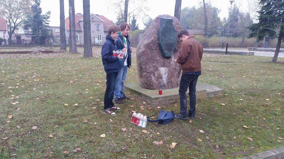 Znicze w obozie w Żabikowie zapaliła sekcja patriotyczna ZetKaOM