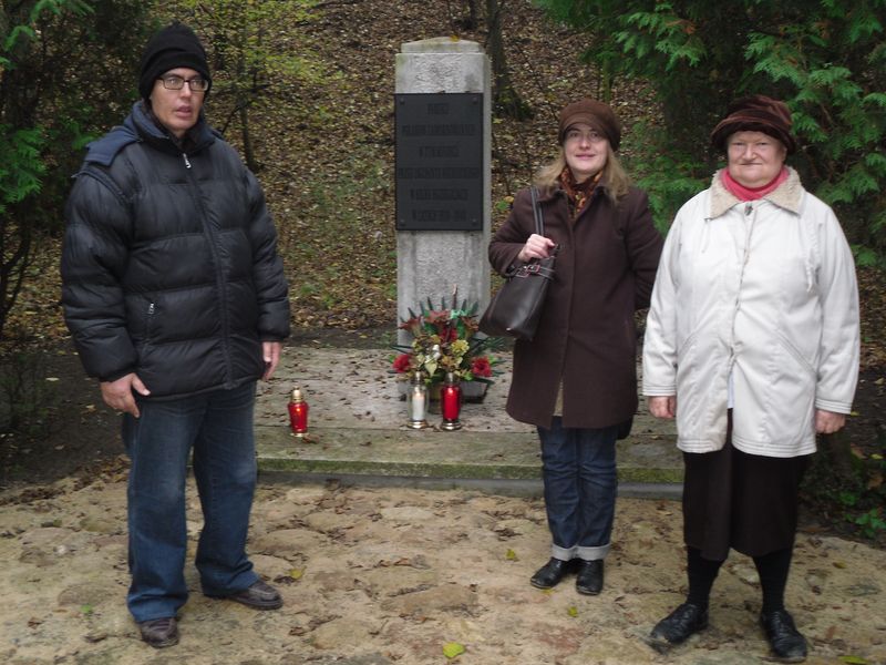 Znicze pod pomnikiem na Dębinie w Poznaniu