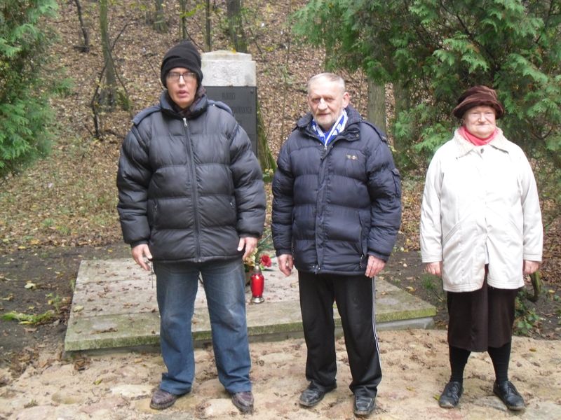 Znicze pod pomnikiem na Dębinie w Poznaniu