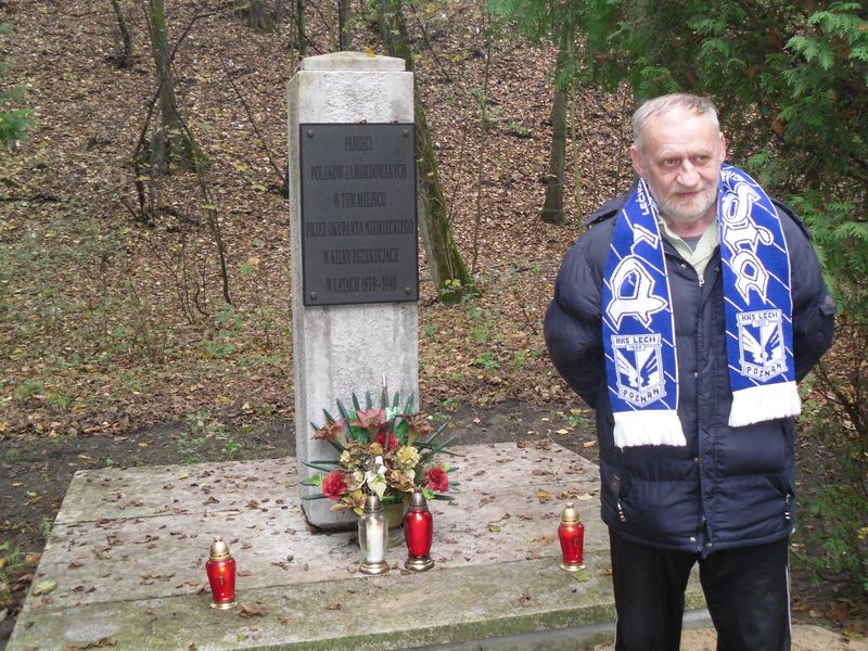 Znicze pod pomnikiem na Dębinie w Poznaniu