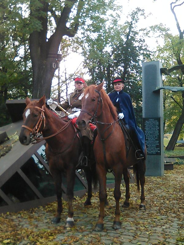 Znicze pod Pomnikiem Polskiego Państwa Podziemnego