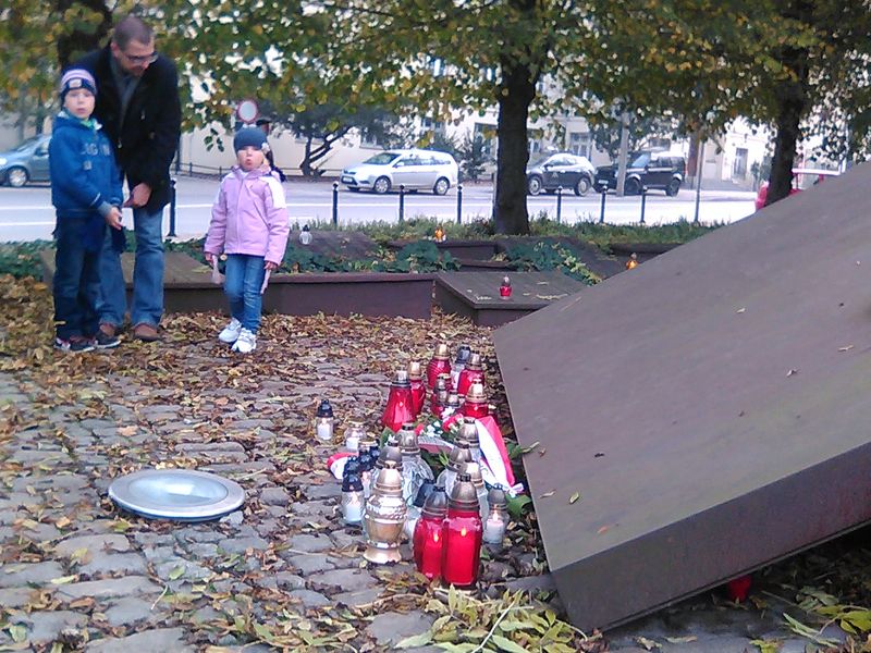 Znicze pod Pomnikiem Polskiego Państwa Podziemnego