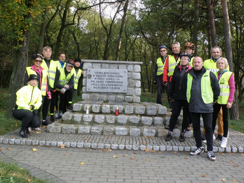 Grupa Rowerowa im. Jana Pawła II Kościan na rajdzie szlakiem miejsc pamięci