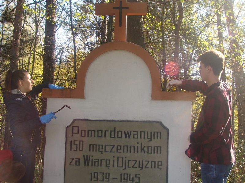 Znicze  w Bratianie i Nawrze