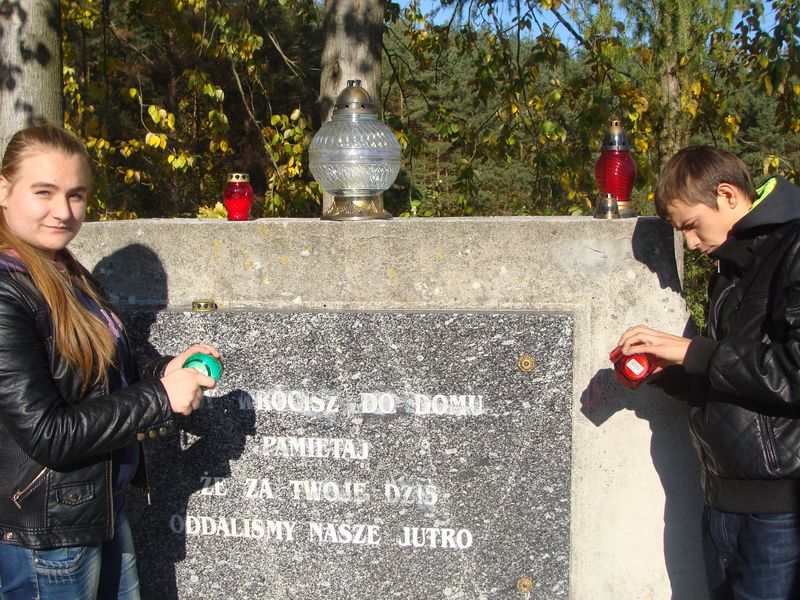 Znicze  w Bratianie i Nawrze