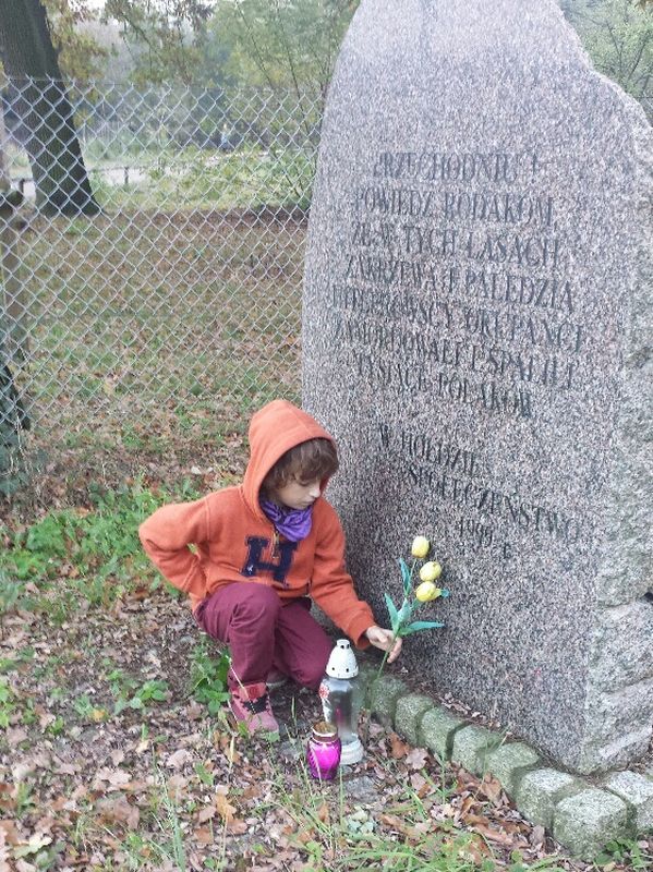 Jaś Paschke zapalił znicz w Lasach Zakrzewskich