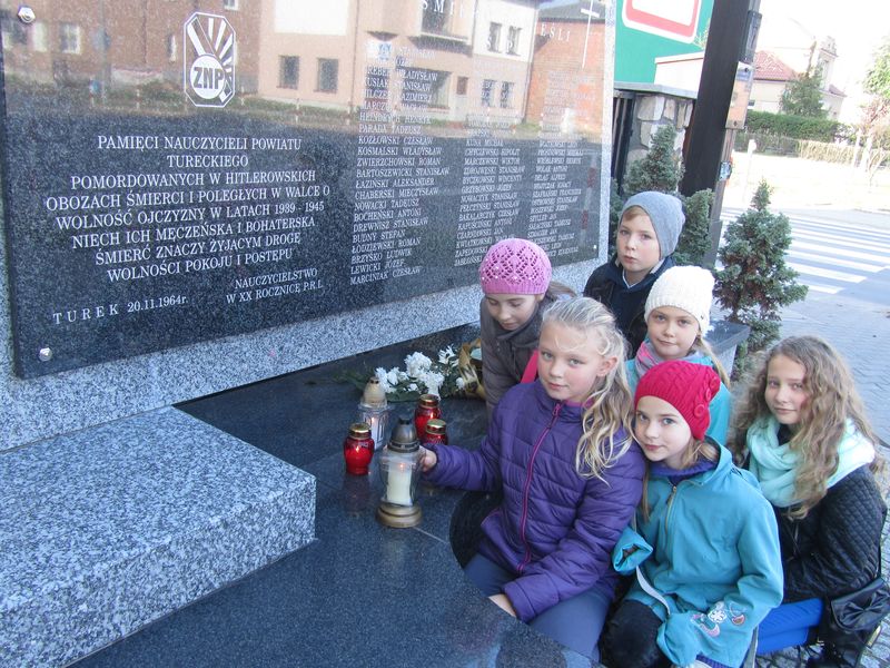 Nauczyciele i uczniowie Sp nr 1 w Turku w miejscach pamięci