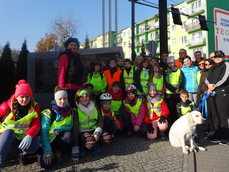 Nauczyciele i uczniowie Sp nr 1 w Turku w miejscach pamięci