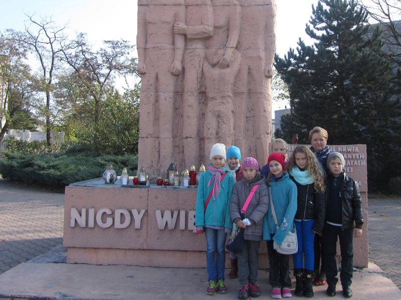 Nauczyciele i uczniowie Sp nr 1 w Turku w miejscach pamięci