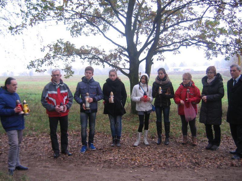 Uczniowie SP nr 2 i Gimnazjum nr 2 przy obelisku w Lasach Bolechowskich