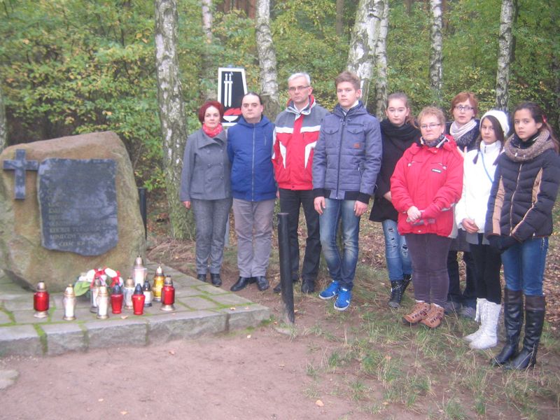 Uczniowie SP nr 2 i Gimnazjum nr 2 przy obelisku w Lasach Bolechowskich