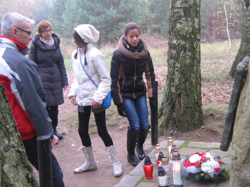 Uczniowie SP nr 2 i Gimnazjum nr 2 przy obelisku w Lasach Bolechowskich