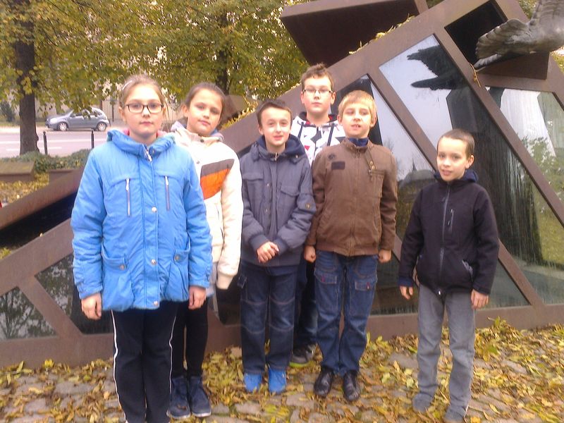Uczniowie SP13 pod pomnikiem Państwa Podziemnego