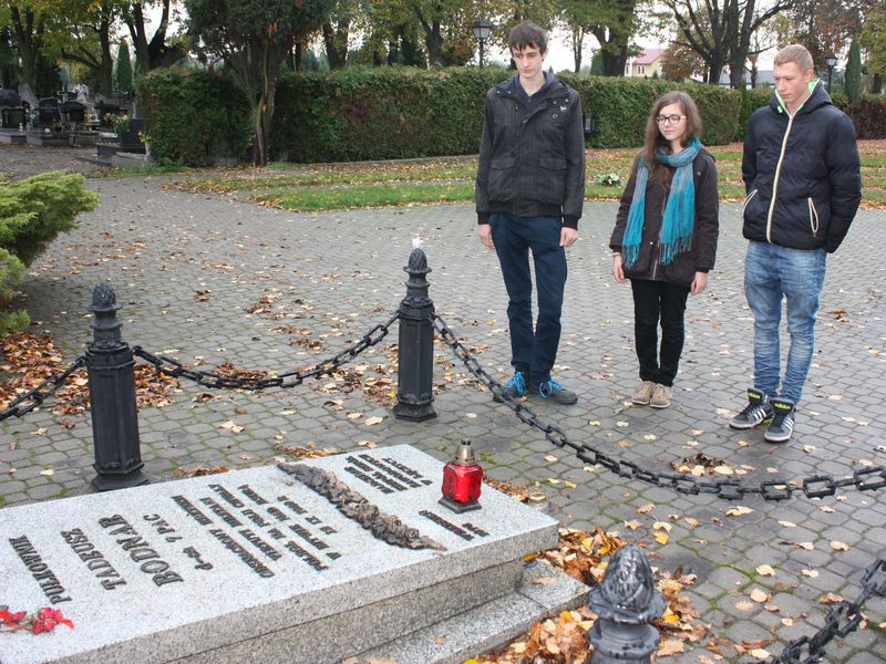 Uczniowie ZSP nr 1  w Łęczycy w miejscach pamięci