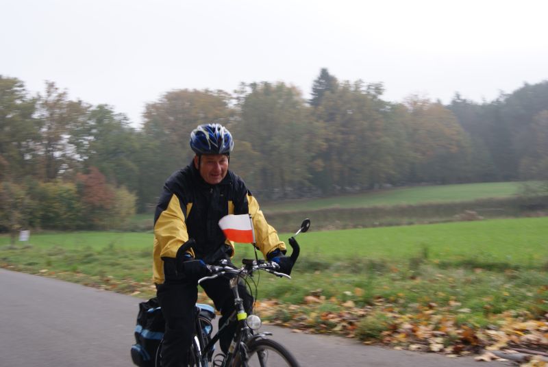 Rowerzyści z pilskiego PTTK oraz uczniowie i nauczyciele SP w Kaczorach