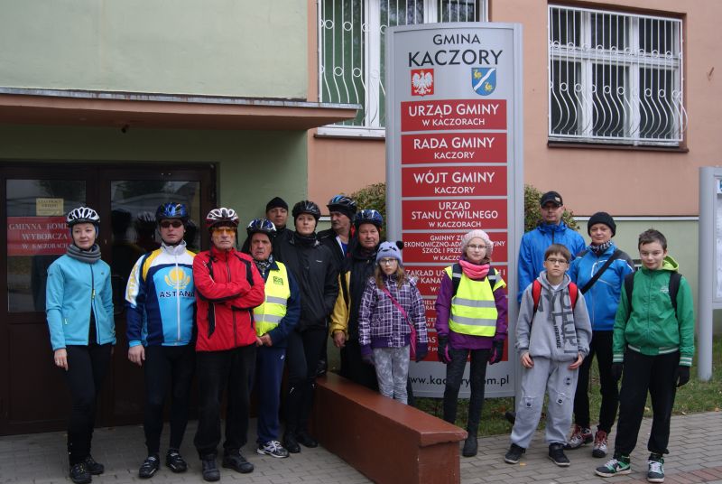 Rowerzyści z pilskiego PTTK oraz uczniowie i nauczyciele SP w Kaczorach