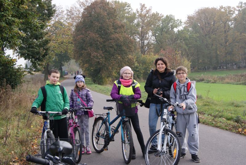 Rowerzyści z pilskiego PTTK oraz uczniowie i nauczyciele SP w Kaczorach