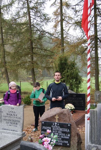 Rowerzyści z pilskiego PTTK oraz uczniowie i nauczyciele SP w Kaczorach