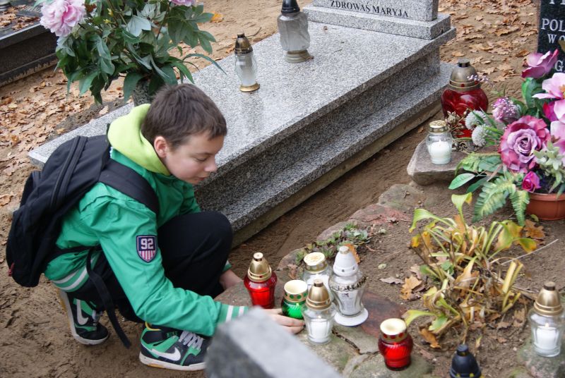 Rowerzyści z pilskiego PTTK oraz uczniowie i nauczyciele SP w Kaczorach