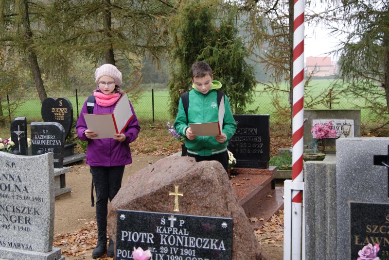 Rowerzyści z pilskiego PTTK oraz uczniowie i nauczyciele SP w Kaczorach
