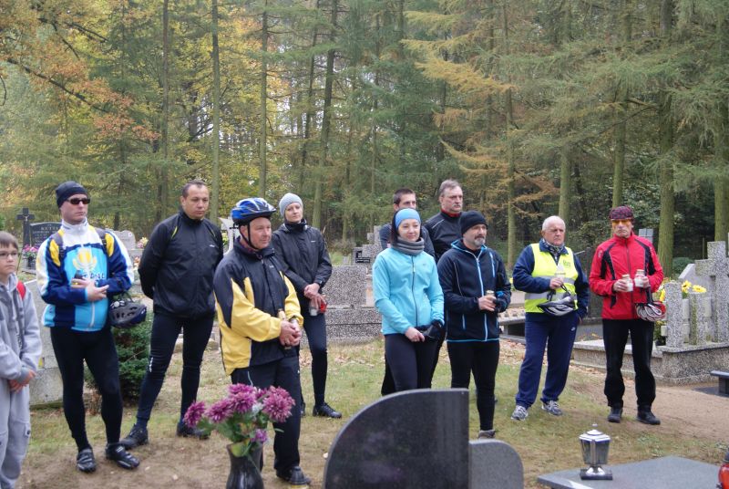 Rowerzyści z pilskiego PTTK oraz uczniowie i nauczyciele SP w Kaczorach