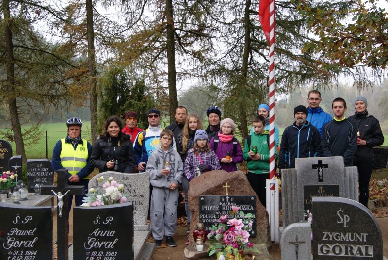 Rowerzyści z pilskiego PTTK oraz uczniowie i nauczyciele SP w Kaczorach