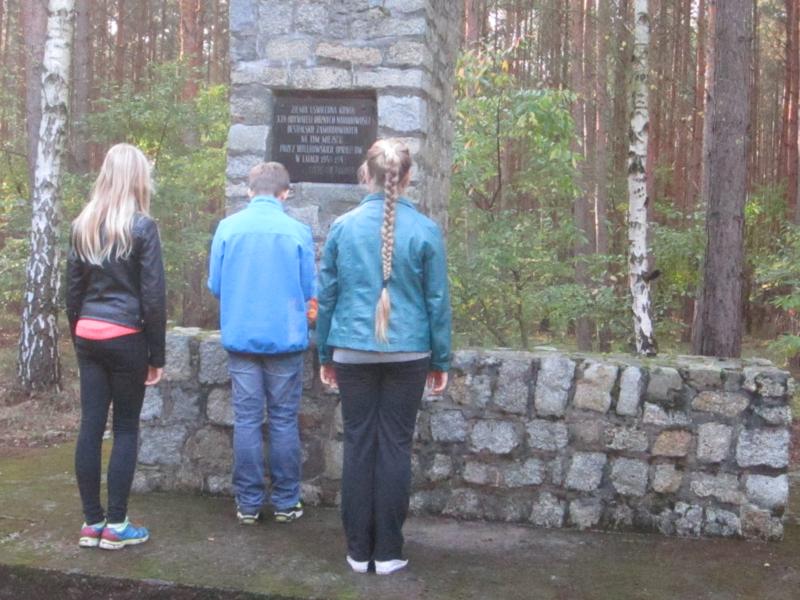 Uczniowie SP im. Armii Krajowej w Kaczkowie z siedzibą w Rojęczynie 